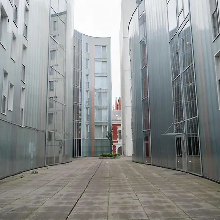 Prime Location, Free Parking, Private Balcony Apartamento